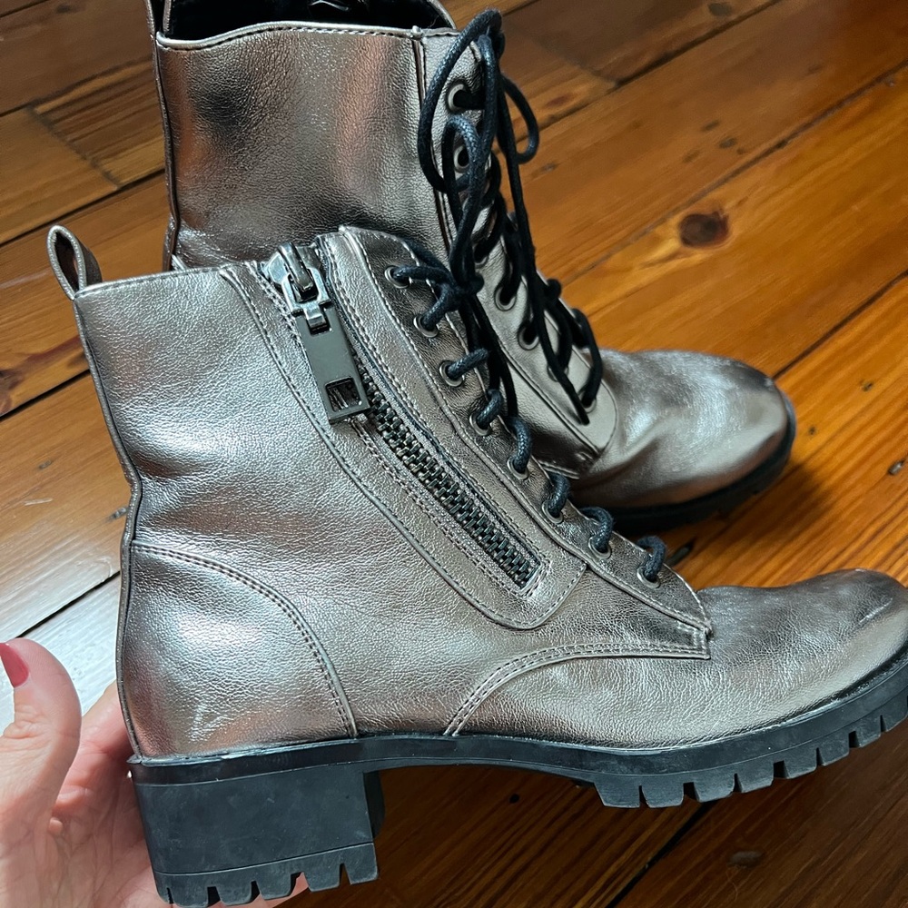 women's Doce Vita metallic combat boots size 6